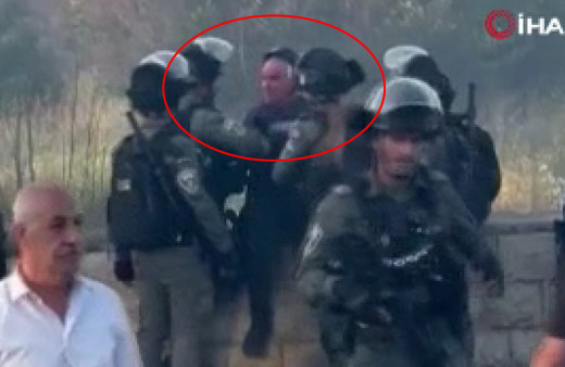 İsrail polisine gülümsedi! CNN muhabirini tartakladılar