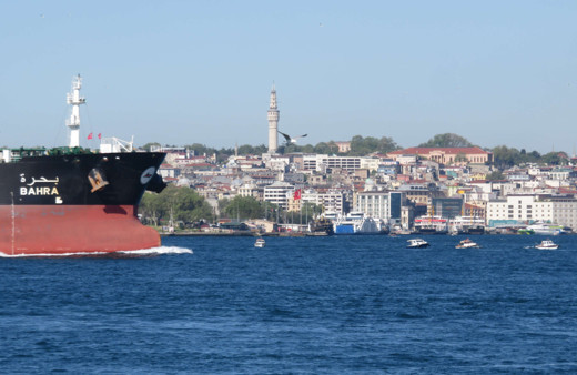 İstanbul Boğazı'nda dev gemilerle burun buruna tehlikeli balıkçılık