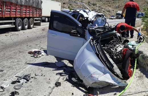 Afyonkarahisar'da araç TIR ile çarpışıp parçalandı! Feci şekilde can verdi