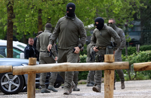 Belçika'da terör tehdidi oluşturan firari askeri aramak için ordu da devrede