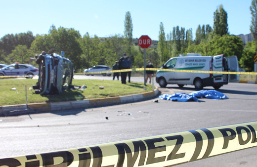 Beyşehir'de otomobil takla attı; anne ve kızı öldü, 3 kişi yaralandı
