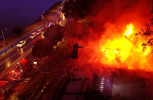 Üsküdar Salacak sahilindeki Yeşilçam Kafe sabaha karşı alev alev yandı!