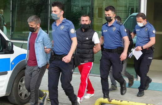 3 kardeş polis yeleği giyip ev bastılar 2.5 saat işkence yaptılar