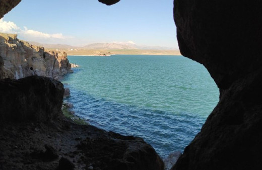 Kayseri Develi'de baraj kenarında yeraltı şehri