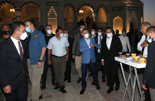 Fuat Oktay KKTC'de gençlerle sabah namazında bir araya geldi