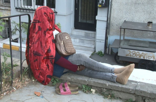 Beyoğlu'nda gizemli kadın! 5 gündür oturduğu duvardan kalkmadı