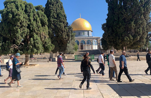 Fanatik Yahudiler İsrail polisi korumasında Mescid-i Aksa'ya baskın düzenledi