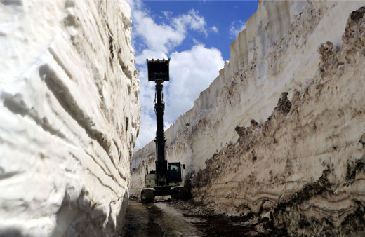 Yüksekova'da mayıs sonu 8 metrelik karla mücadele