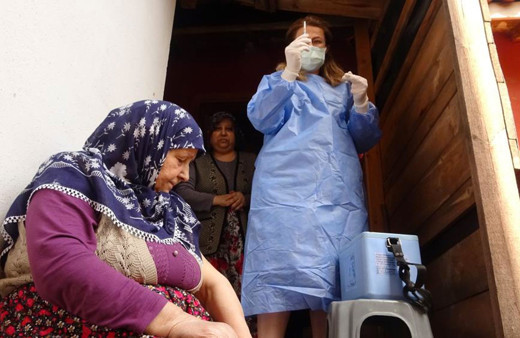 700 yıllık Osmanlı köyü Cumalıkızık'ta ekipler aşıdan korkan 76 yaşındaki kadını ikna etti