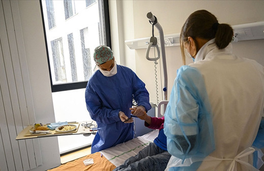 Japonya'da Kovid-19'u 'önemsiz' gören başbakan danışmanı istifa etti