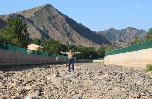 Oltulu vatandaş 'ilk defa şahit oluyorum' dedi felaketi gösterdi
