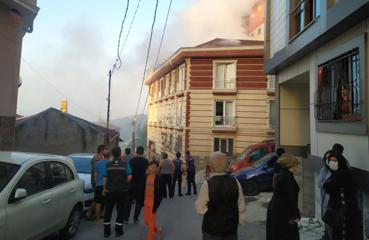 Eyüp'te 3 katlı binanın çatı katında yangın: Mahsur kalan vatandaşlar son anda kurtarıldı