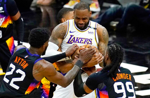NBA'de son şampiyon Lakers, Suns'ı yenerek seriyi 1-1'e getirdi