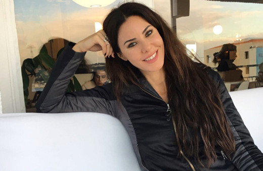 Defne Samyeli sahnede eteğini çıkarttı sosyal medya ikiye bölündü!