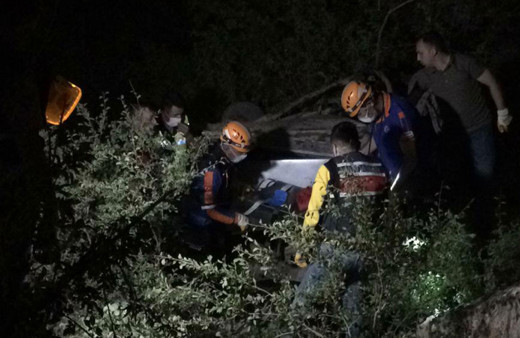 Afyonkarahisar'da uçuruma düşen otomobildeki 1 kişi öldü 4 kişi yaralandı