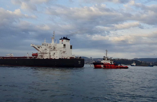 İstanbul Boğazı'nda sürüklenen petrol tankeri nedeniyle trafik askıya alındı
