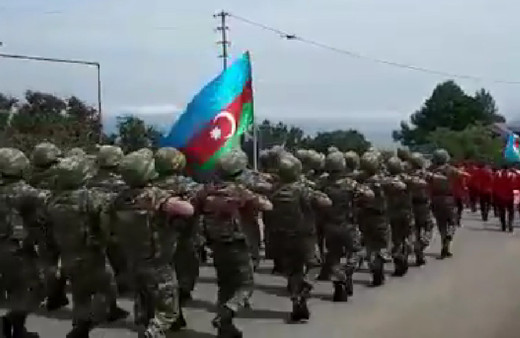 Abdullah Ağar paylaştı! Türk askeri Azerbaycan'ın Cumhuriyet Günü'nde yürüyüş yaptı