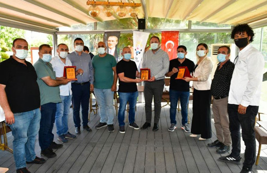 İzmir Çiğli'de sankta unutulan çantayı sahibine ulaştıran işçilerin ödülü bakın ne oldu!