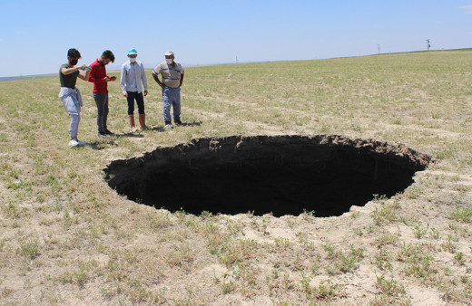 Konya Karapınar'da 3 metre çapında 65 metre derinliğinde obruk oluştu