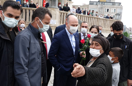 İçişleri Bakanı Süleyman Soylu Taksim Camii'ni ziyaret etti dert dinledi