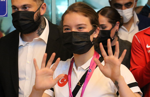 Aerobik Cimnastik Dünya Şampiyonu Ayşe Begüm Onbaşı mehteranla karşılandı