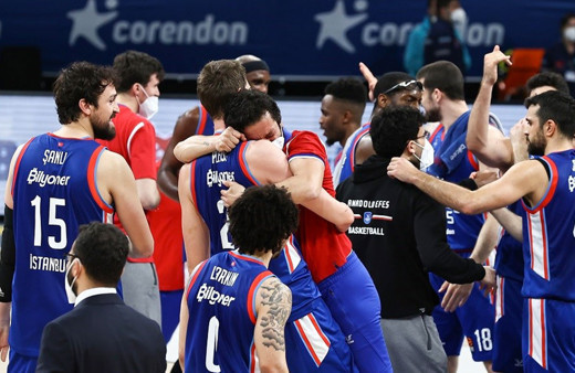 Anadolu Efes-Barcelona maçı için şifresiz