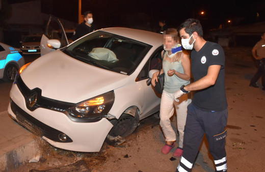 İzmir'de alkollü kadın sürücü polislerin üzerine araç sürdü! Kaza yapınca yakalandı