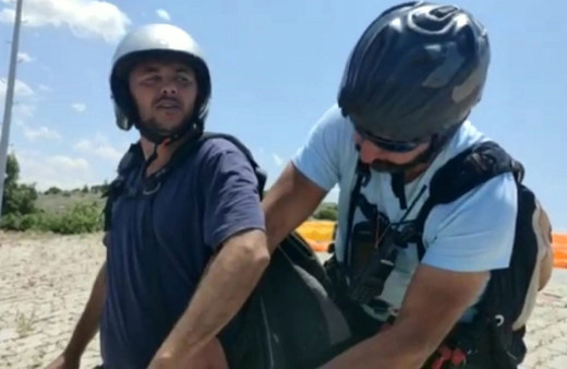 Burdur'lu çiftçi ile Kanadalı paraşütçünün havada kahkaha attıran görüntüleri olay oldu