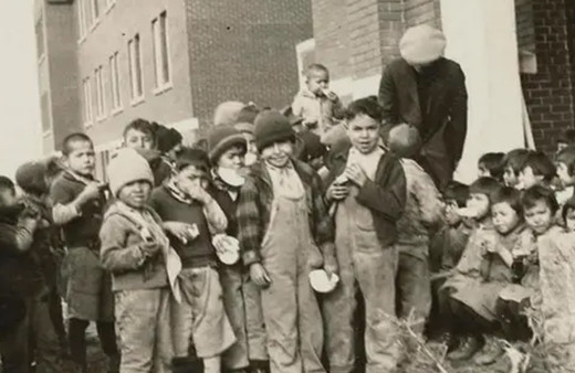 215 çocuğa isim yerine numara! Kanada'da toplu çocuk mezarıyla ilgili korkunç detaylar