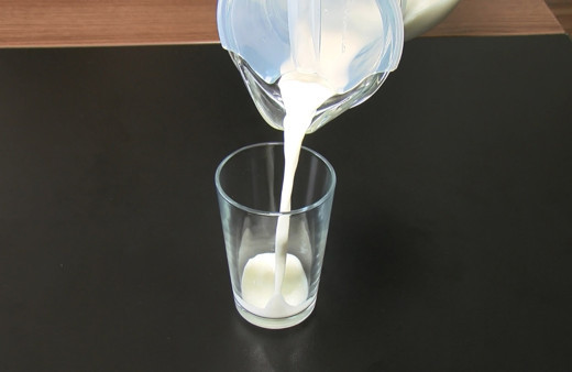 'Çamaşır suyu ekleniyor' deyip sütte mide bulandıran hileleri uzman isim açıkladı