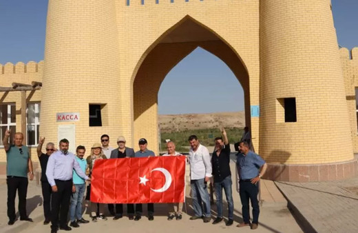 Ümit Özdağ Ayyıldız Hareketini Türkistan'daki Hoca Ahmet Yesevi Türbesi’nden başlattı