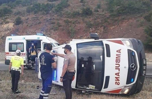 Denizli'de ambulans devrildi: 4 yaralı