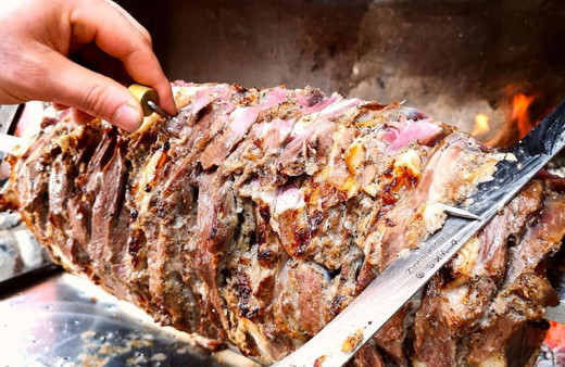 Erzurum'daki cağ kebabı işletmecileri kademeli normalleşmeyle kapılarını açtı