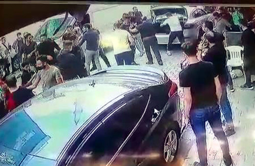 Esenyurt'ta Suriyeli 2 aile sokak ortasında demir sopalarla birbirine girdi o anlar kamerada