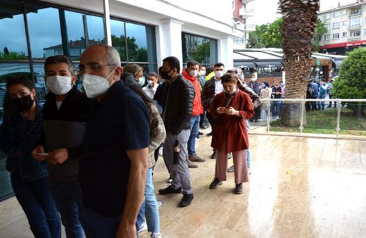 Kademeli normalleşme başladı! Evlendirme dairesi önünde nikah tarihi kuyruğu oluştu