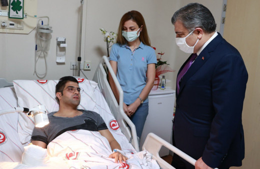 Eli ve belinden bıçaklanmıştı! Sağlık Bakanı Fahrettin Koca ziyaret etti