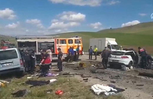 Sivas'ta katliam gibi kaza! 2 araç birbirine girdi 9 kişi öldü 2 de yaralı var
