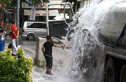 Sultangazi'de vana patladı! Tonlarca su boşa aktı