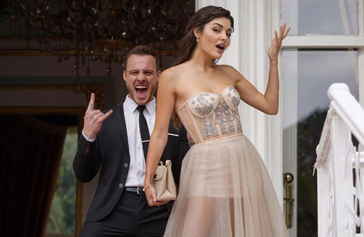 Hande Erçel Kerem Bürsin'in yüzünü pastaya buladı eğlenceli doğum günü kutlaması