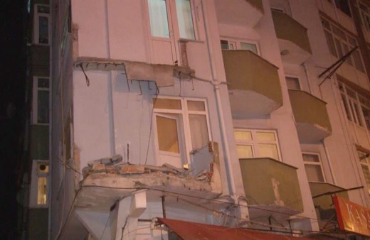 Avcılar’da apartman sakinleri gece yarısı panikle sokağa fırladılar