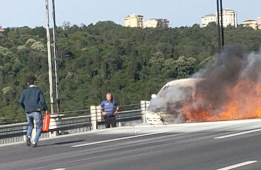 Fatih Sultan Mehmet Köprüsü'nde otomobil yandı