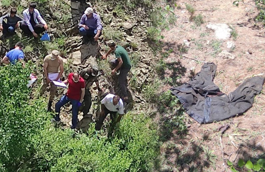 Bingöl'de çoban kıyafetler buldu etrafa bakınca şok oldu: Ağacın dibinde...