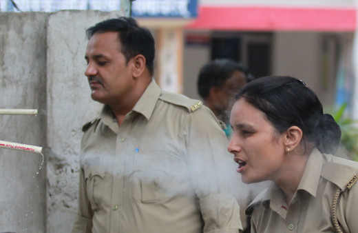 Hindistan'da durum çok kötü! Koronavirüse karşı düdüklü tencereden buhar soludular