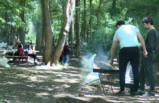 Yasaklar kalktı mangalını kapan Belgrad Ormanı'na koştu
