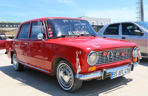 İkinci el otomobil pazarı açıldı herkes dert yandı 1974 model araca 30 bin TL istedi