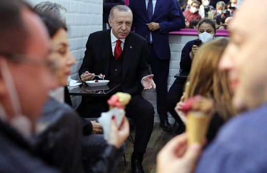 Cumhurbaşkanı Erdoğan, Beylerbeyi'nde dondurmacıya uğradı