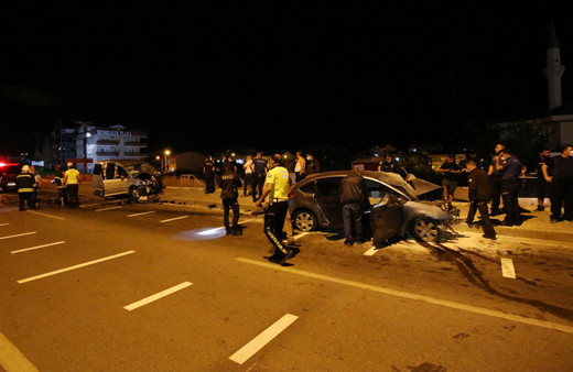 Çanakkale'de akıl almaz kaza! Astsubay ters yöne girdi, görev başındaki polisle çarpıştı