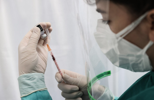 Prof. Dr. Mustafa Hasöksüz: Koronavirüsten korunma tam doz aşı ile mümkün