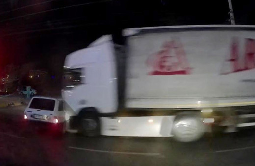 Manisa'da tırın otomobili biçtiği anlar araç kamerasında