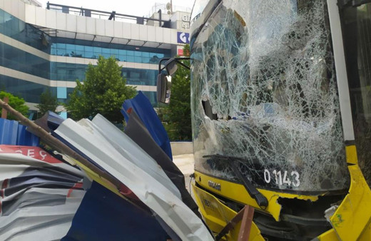 İstanbul'da facianın eşiğinden dönüldü! Freni boşalan İETT otobüsü metro inşaatına girdi